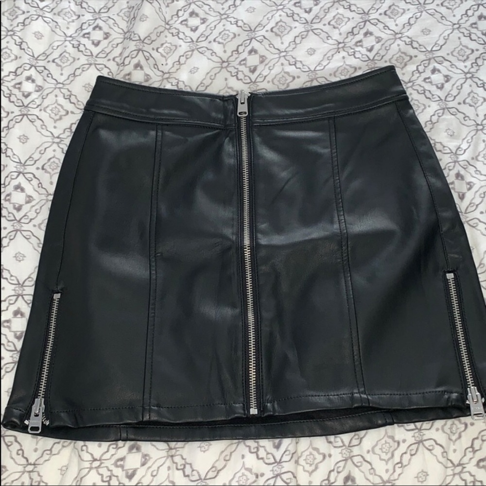 Express leather skirt size 00. Fits like a small size.